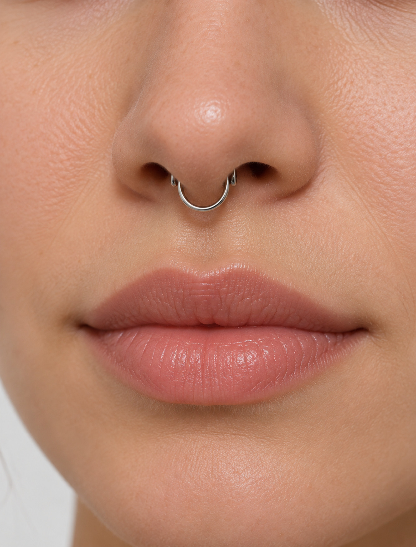 پیرسینگ بینی زنانه هنگام استفاده روی بینی