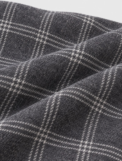 نمای نزدیک کت کوتاه زنانه کمربنددار لوفی رنگ خاکستری با طرح چهارخانه و دکمه های دو ردیفه