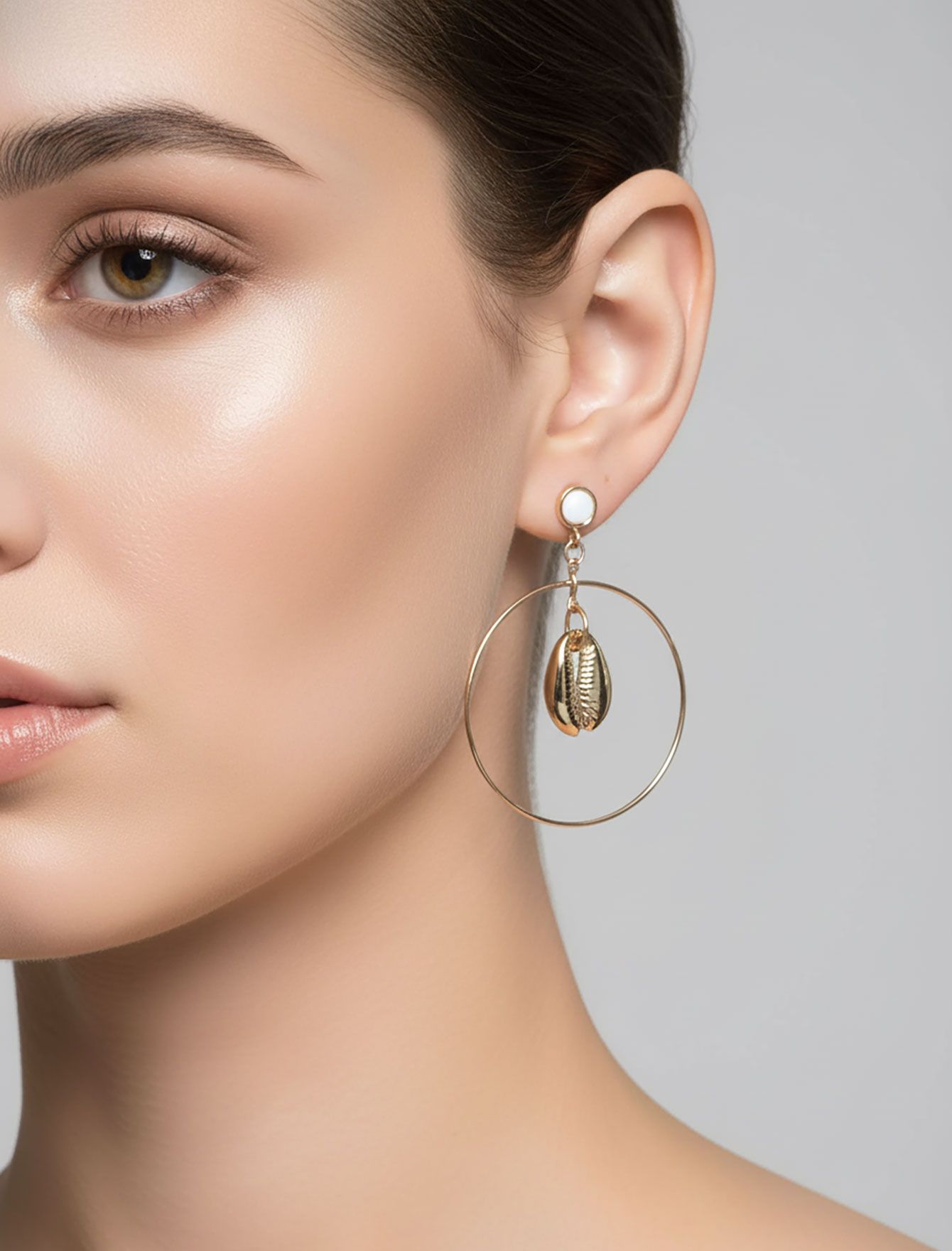 گوشواره آویزی حلقه‌ای صدف طلایی