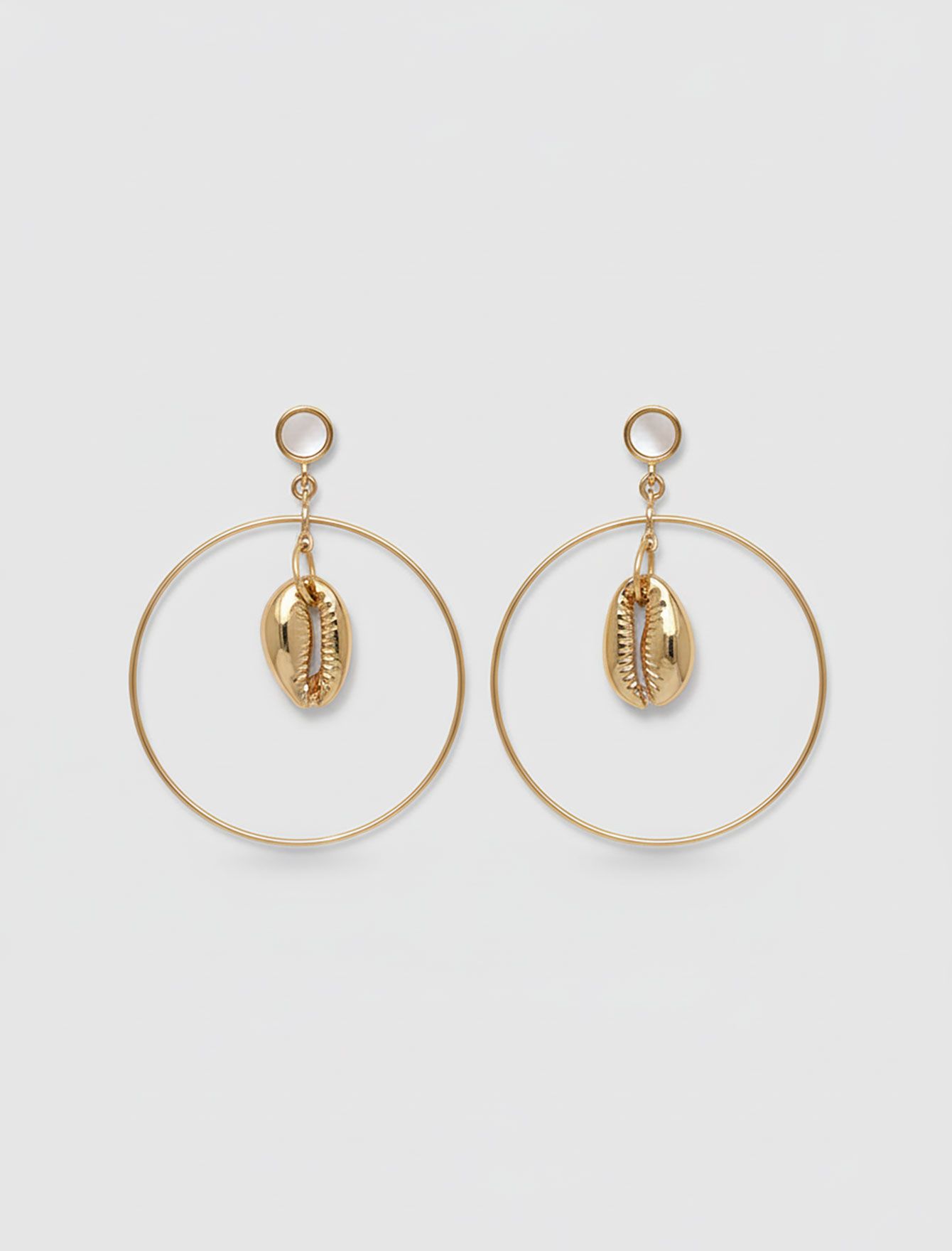 گوشواره آویزی حلقه‌ای صدف طلایی