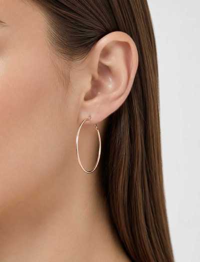 گوشواره حلقه ای تیتانیوم زنانه روی مدل با موی باز