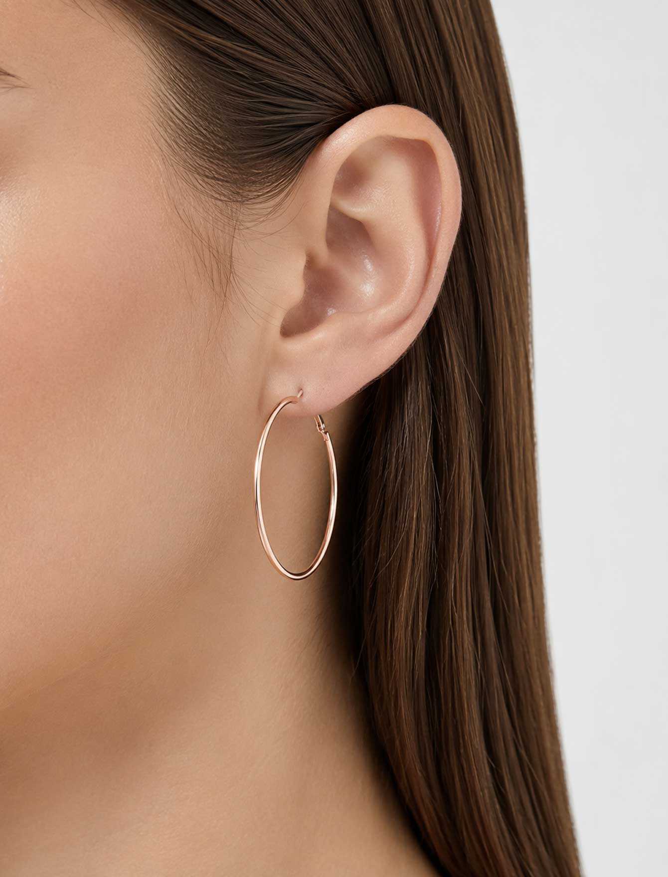 گوشواره حلقه ای تیتانیوم زنانه روی مدل با موی باز