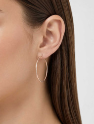 گوشواره حلقه ای تیتانیوم زنانه روی مدل با موی باز