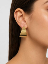 گوشواره حلقه ای هوپ روی مدل