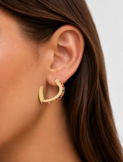 گوشواره حلقه ای نگین دار طلایی روی مدل