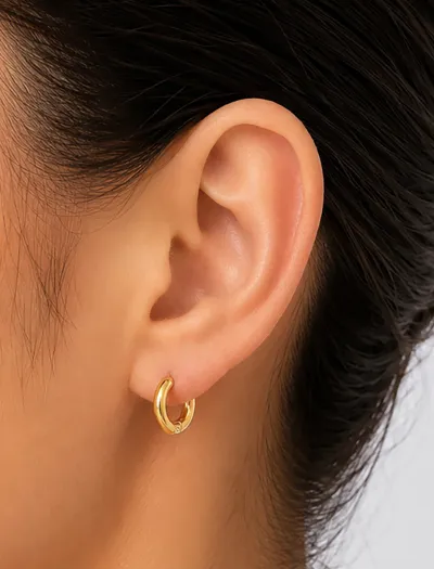 پیرسینگ گوش حلقه ای مینیمال روی مدل