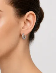 پیرسینگ گوش مدل حلقه ای روی مدل زنانه