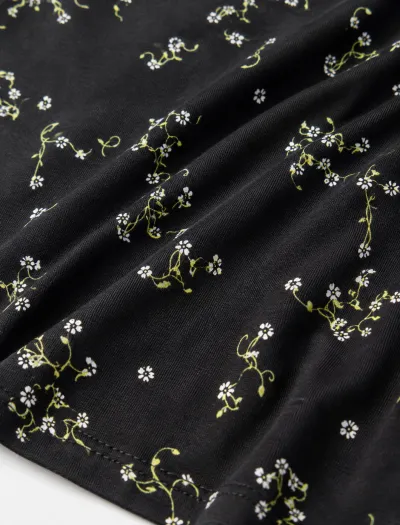 تاپ زنانه طرح گلدار زمینه مشکی