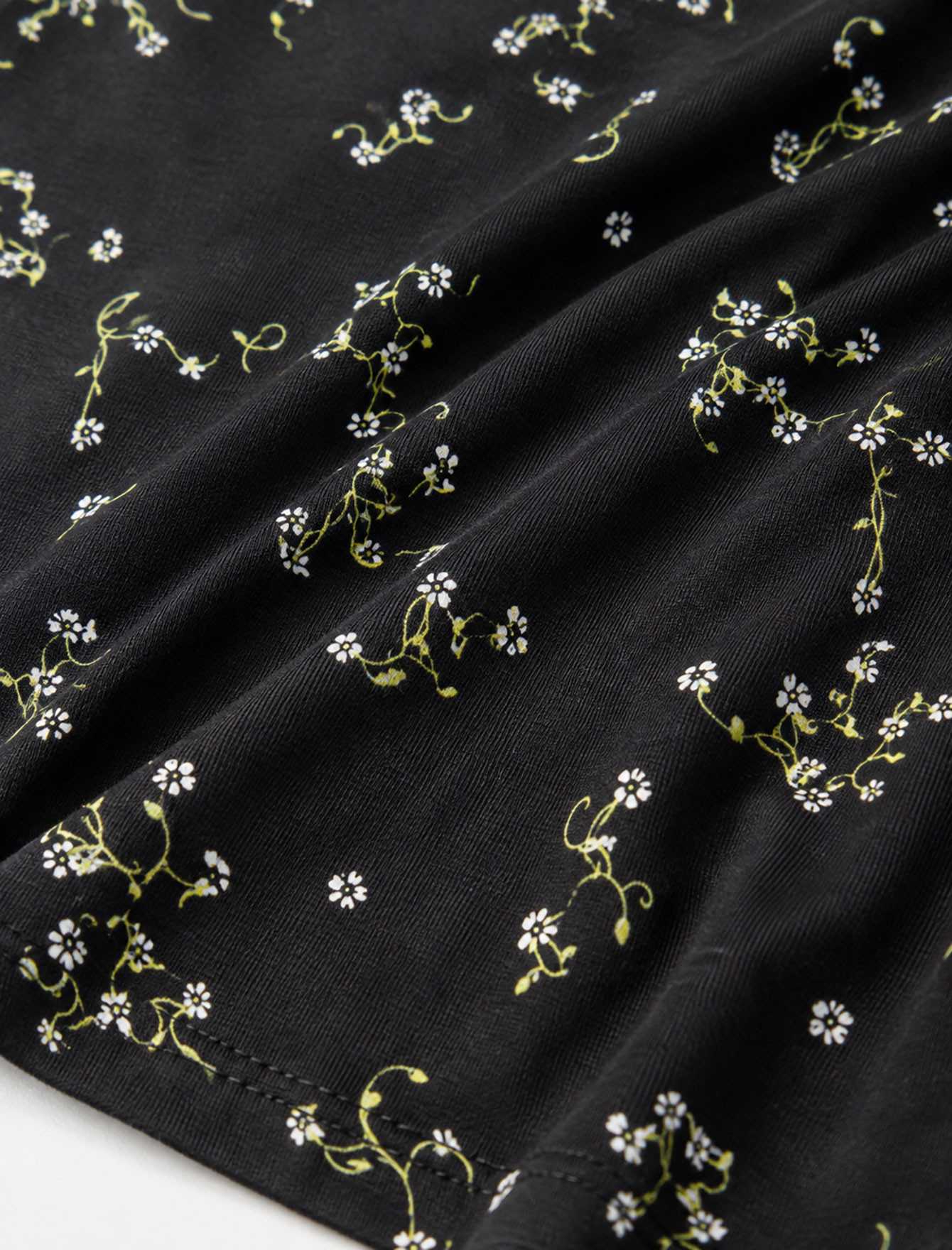 تاپ زنانه طرح گلدار زمینه مشکی